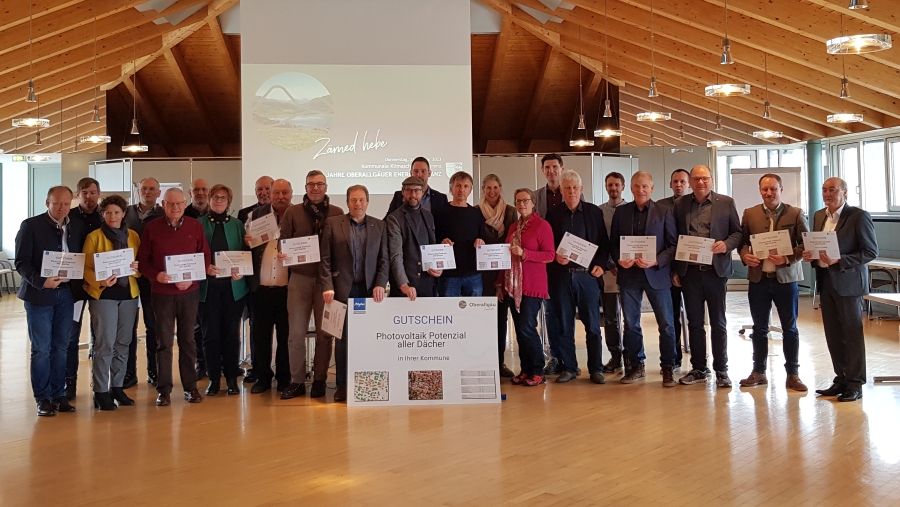Landrätin Indra Baier-Müller und die Bürgermeisterinnen und Bürgermeister der Energieallianz-Kommunen freuen sich über die Gutscheine zum Dachflächen-PV-Potenzial jeder Gemeinde.