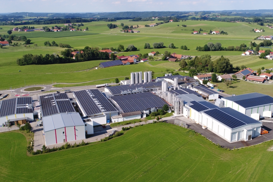Wo immer möglich sind die Dächer der Betriebsstätten der Allgäu Milch Käse eG mit Solarmodulen belegt