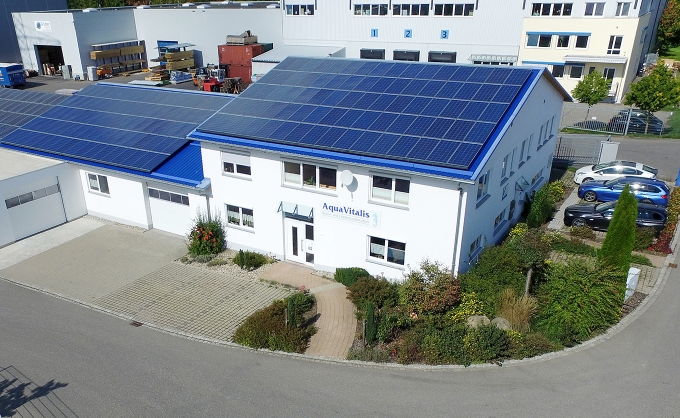 PV-Module auf Unternehmensdächern, wie hier bei der Firma Aqua Vitalis in Sulzberg, sind eine Möglichkeit für Klimaschutz in Unternehmen