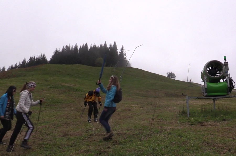 Szene aus dem Film: Spaß um jeden Preis und notfalls Skifahren auf der grünen Wiese