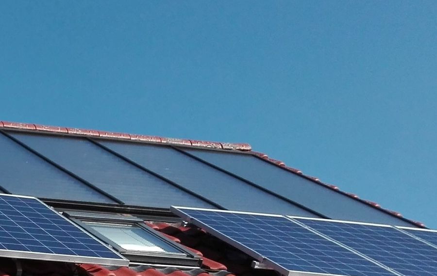 Solarthermie und Photovoltaik auf einem Dach