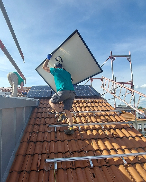 Montage einer PV-Anlage auf einem Reihenhaus in Sonthofen Montage einer PV-Anlage auf einem Reihenhaus in Sonthofen