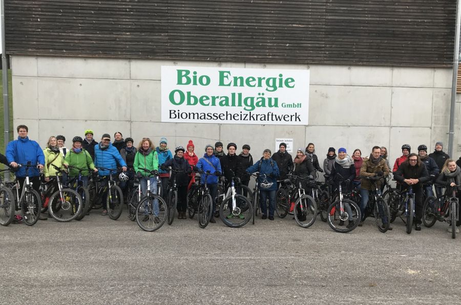 Gute Laune trotz kühler Temperaturen: Gruppenfoto auf der E-Bike-Tour, die mit einer Besichtigung des Biomasse-Heizkraftwerkes in Sonthofen endete.