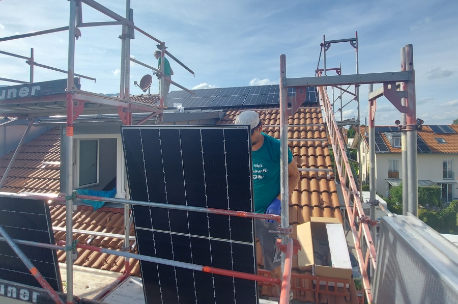 Montage einer PV-Anlage auf einem Reihenhaus in Sonthofen
© H. Schmitt Montage einer PV-Anlage auf einem Reihenhaus in Sonthofen