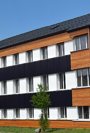 Nicht nur Dächer, auch Fassaden mit günstiger Ausrichtung bieten sich zur Produktion von Solarstrom an
