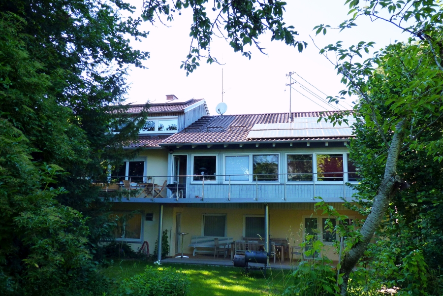 Das Wohnhaus der Familie Wirthensohn. Der Bau aus den 1960er Jahren ist mittlerweile voll ökologisch gedämmt und wird mit Holzpellets beheizt